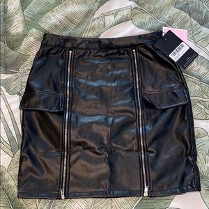 Pretty little thing, Black faux leather skirt